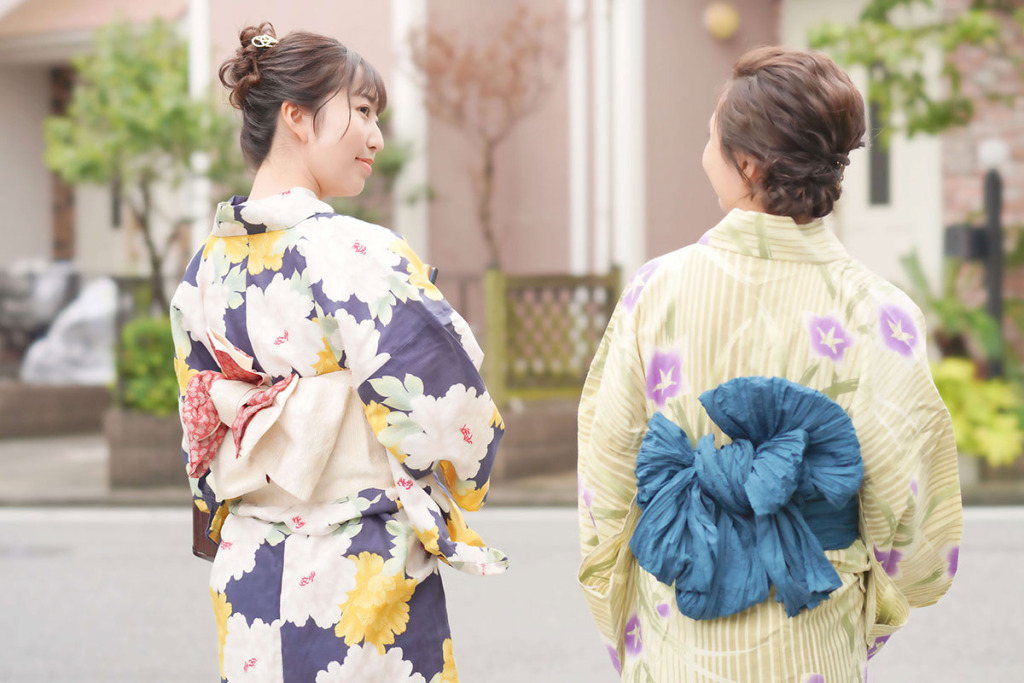 浴衣を着た女性