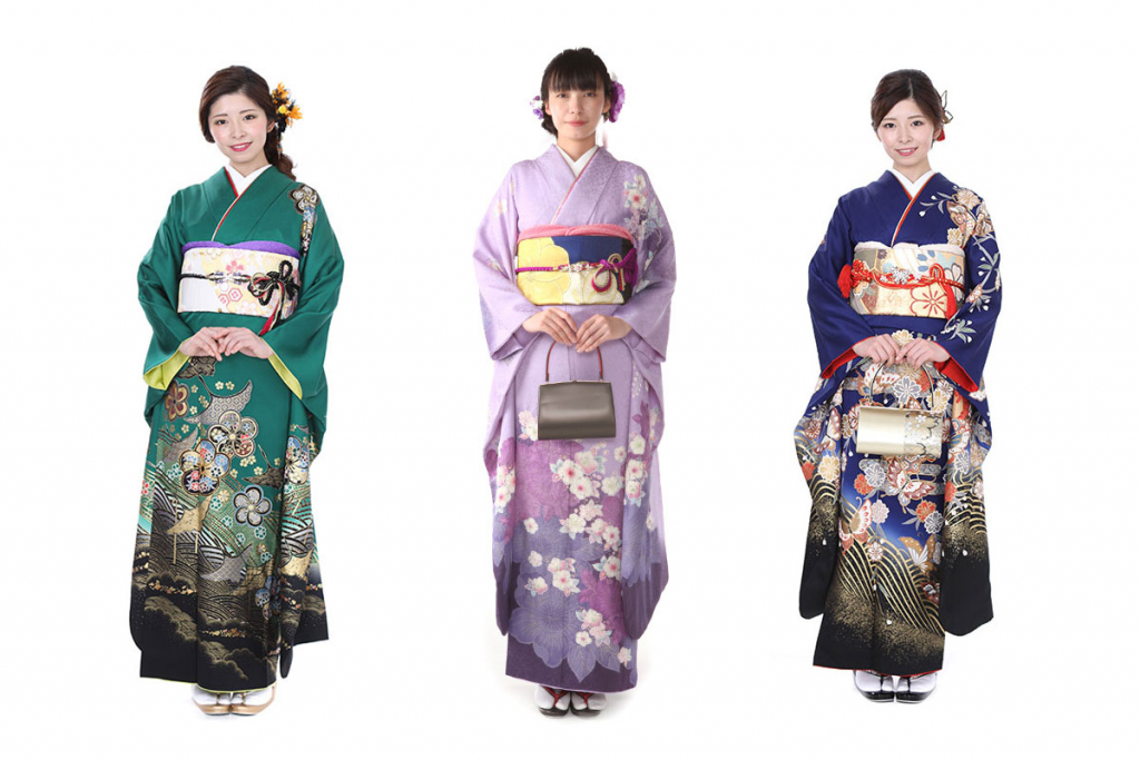 緑色の振袖を着た女性と紫色の振袖を着た女性と紺色の振袖を着た女性