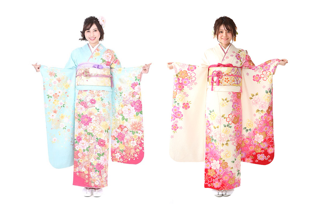 水色の振袖を着た女性とクリーム色の振袖を着た女性