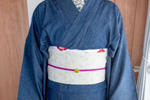 紺色のデニムの着物を着た女性