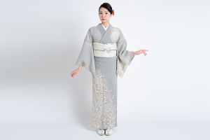 グレーの訪問着を着た女性