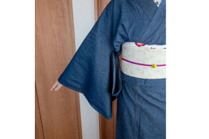 紺色のデニム着物を着た女性