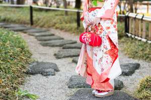 白と赤の振袖を着た女性