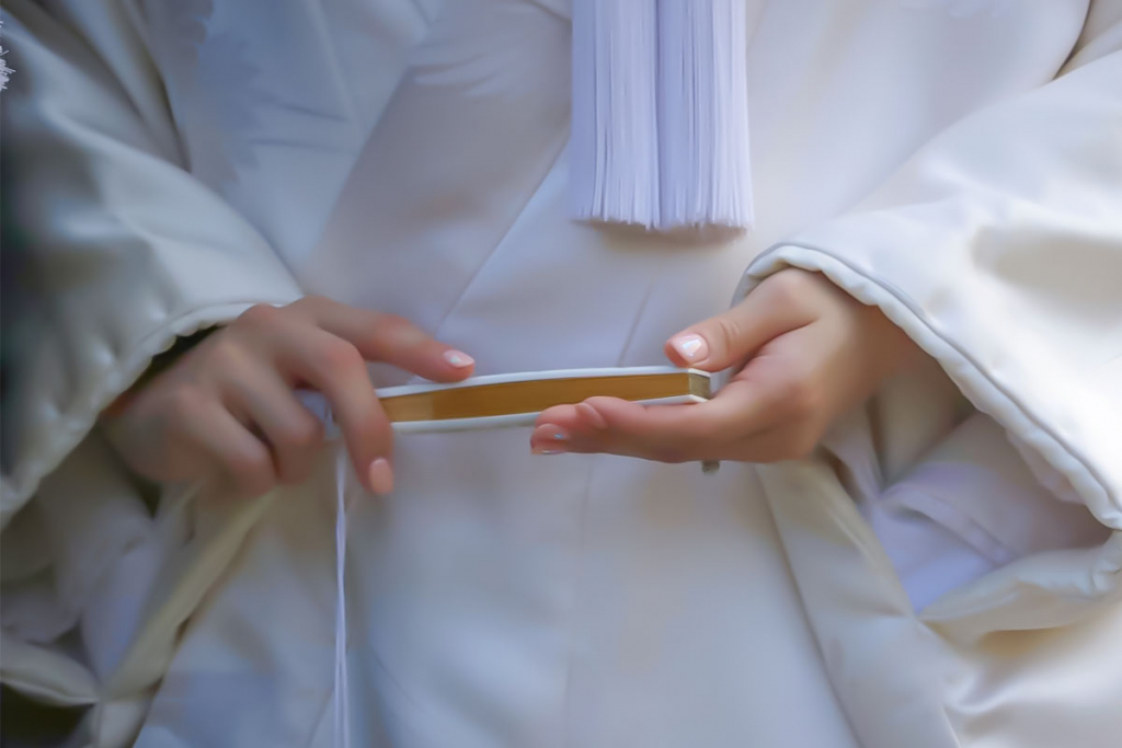 祝儀扇を持つ白無垢を着た女性