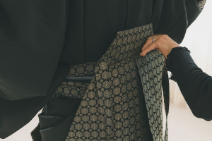 着付け中の男性の袴