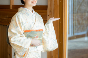 薄緑色の小紋を着た女性
