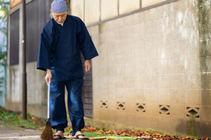 紺色の作務衣を着た男性