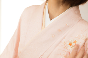 ピンクの着物を着た女性の襟元
