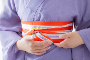 伊達締めを巻く女性