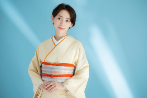 クリーム色の着物を着た女性