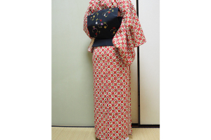 ウールの着物を着た女性