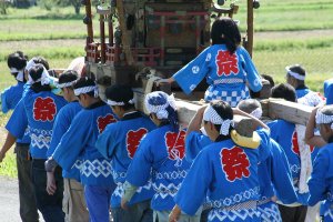 青いはっぴを着た人