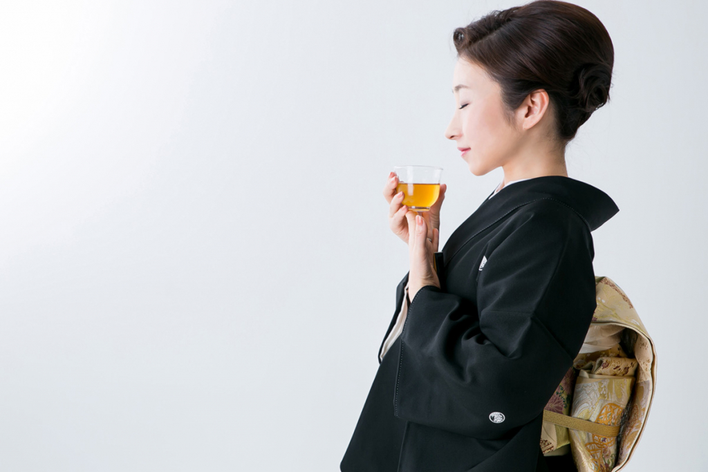 黒留袖を着た女性