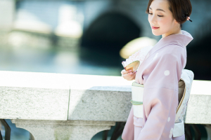 石竹色の夏着物を着た女性
