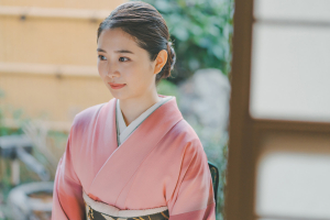 ピンクの着物を着た女性