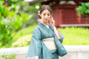 緑の着物を着た女性