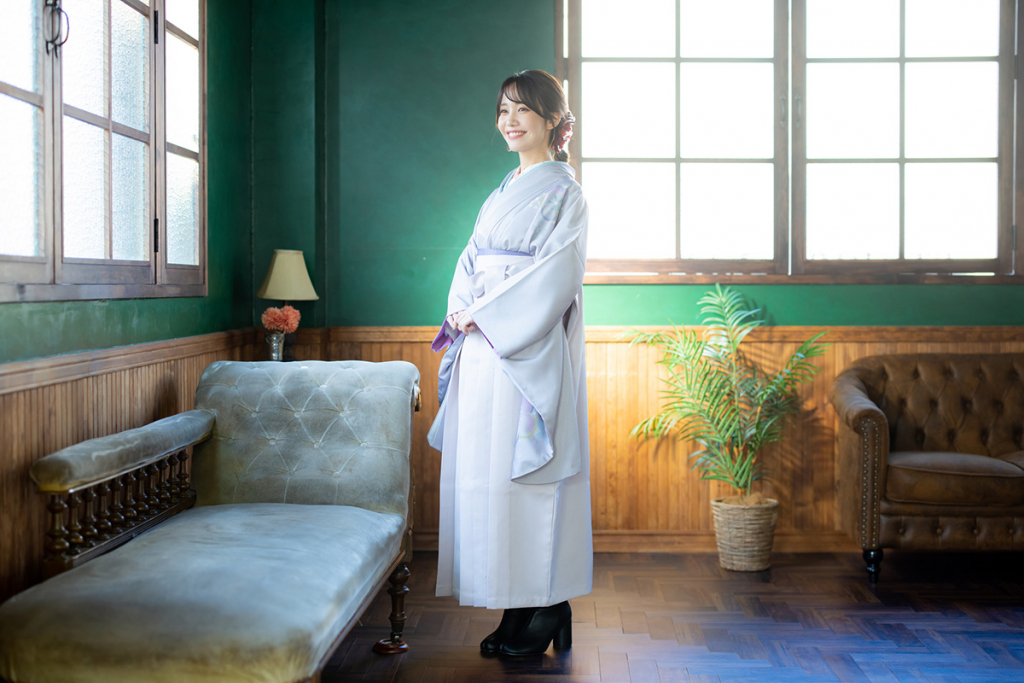 水色と白の袴姿の女性