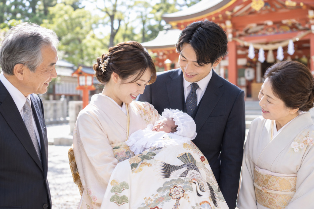お宮参りをする家族