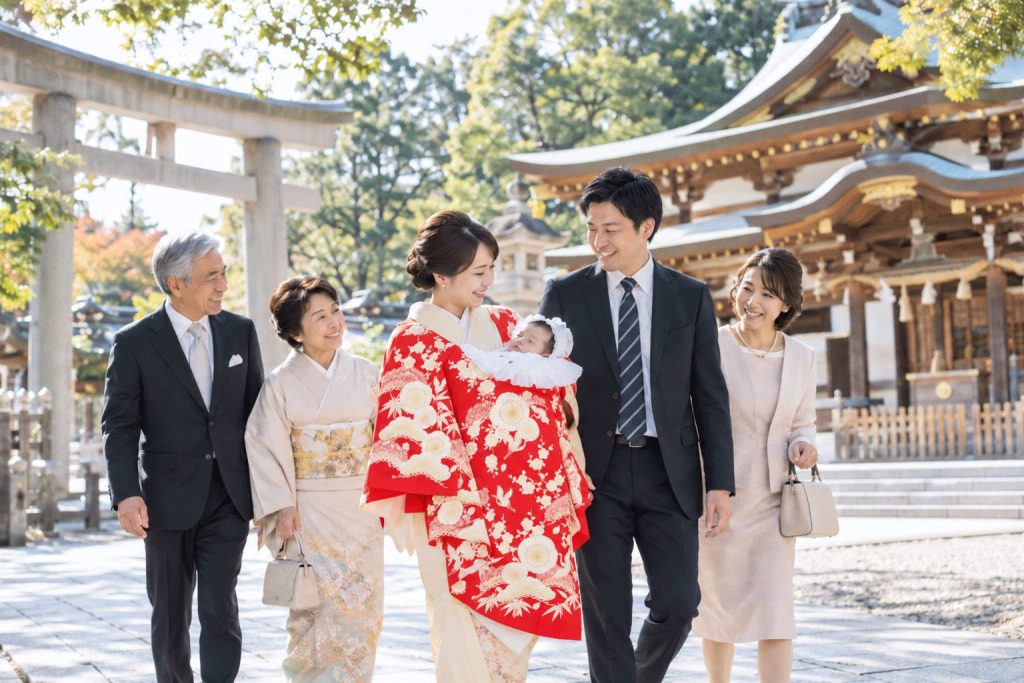 お宮参りをする家族