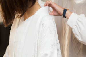 長襦袢の着付けをする女性