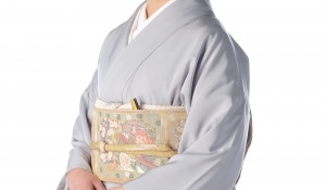 売るーグレーの色留袖を着た女性