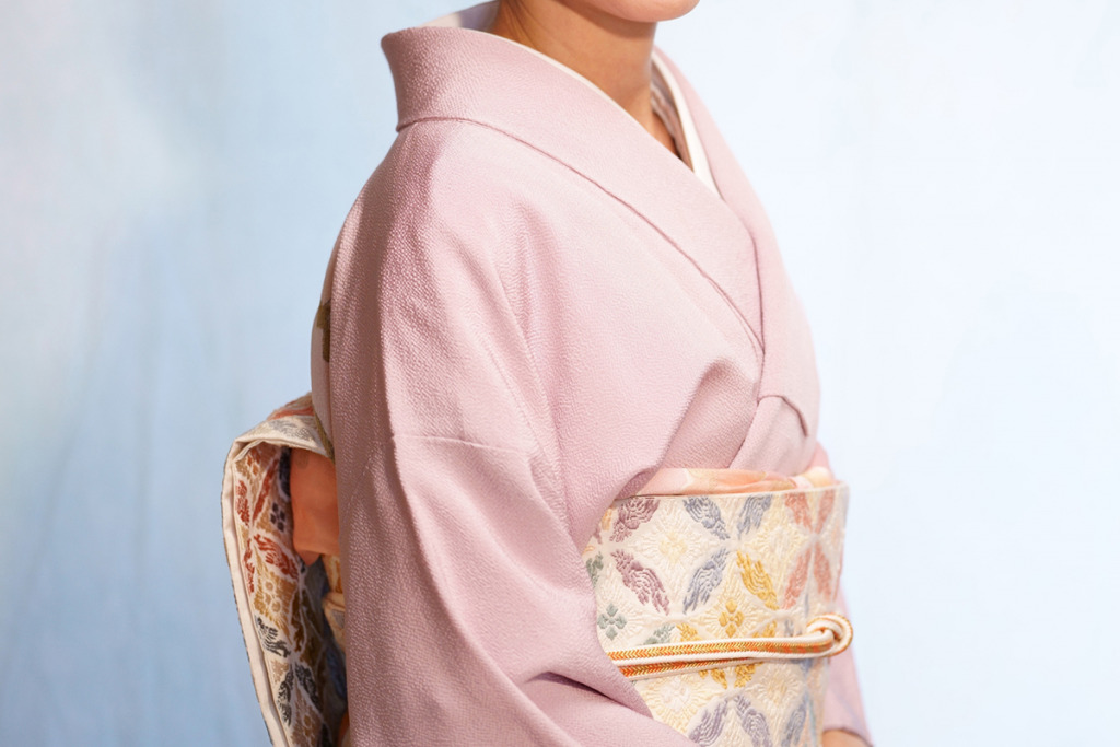 七宝柄の袋帯をつけた女性