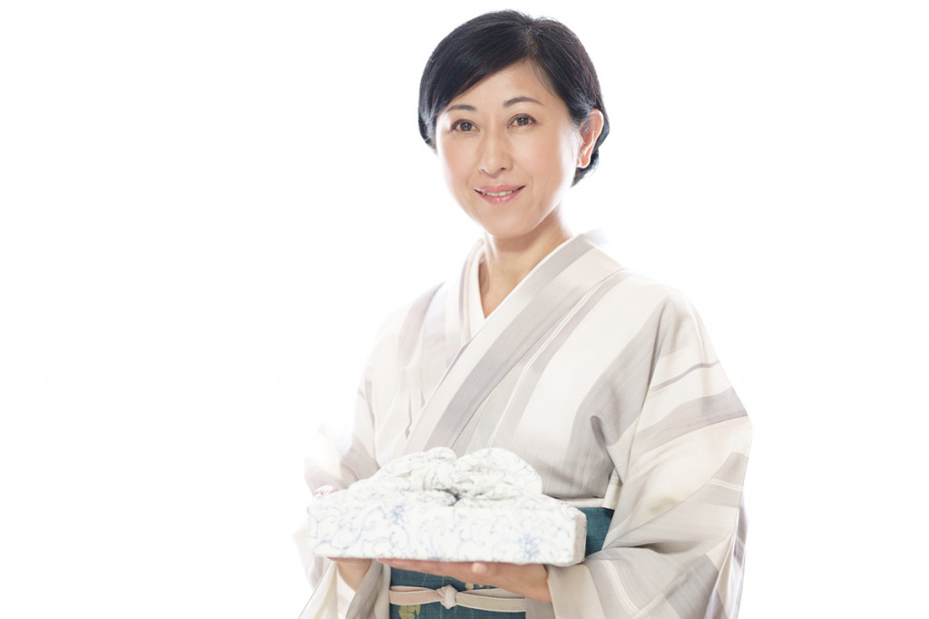 盛夏の着物を着た女性