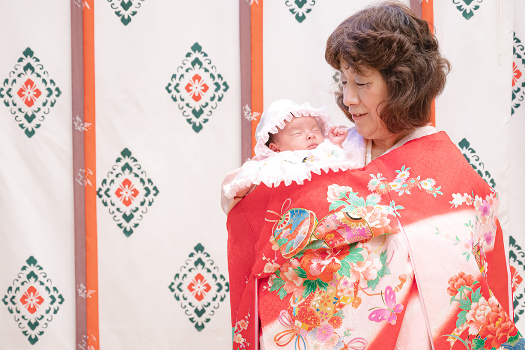 お宮参りではなぜ義母が赤ちゃんを抱くの?