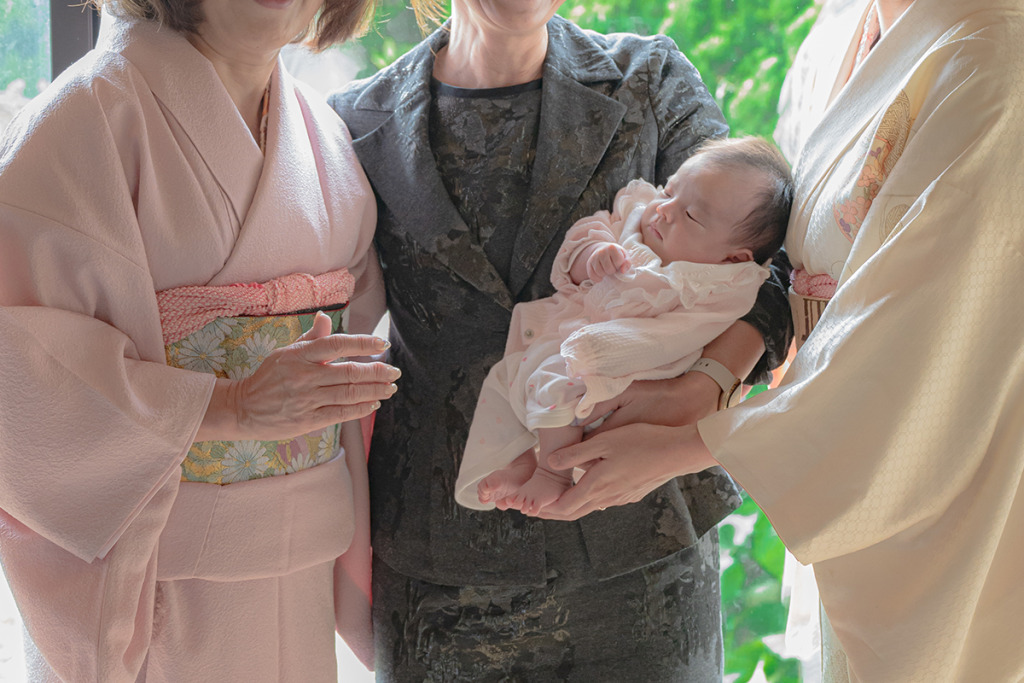 お宮参りで赤ちゃんを抱くのはどちらの親ですか？
