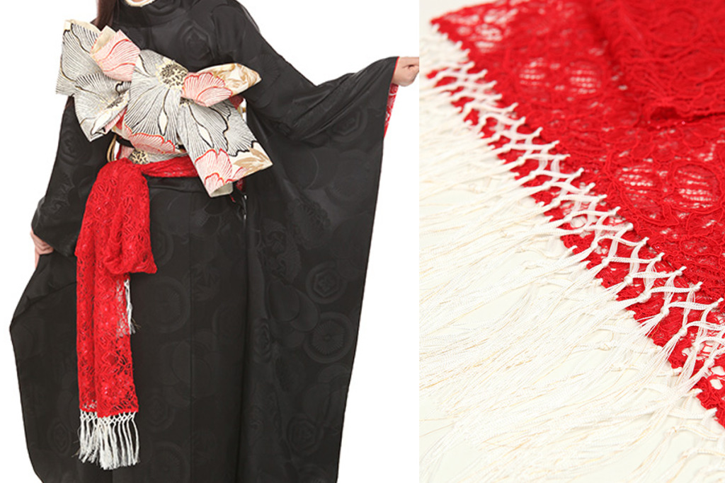 黒い振袖に志古貴をつけた女性