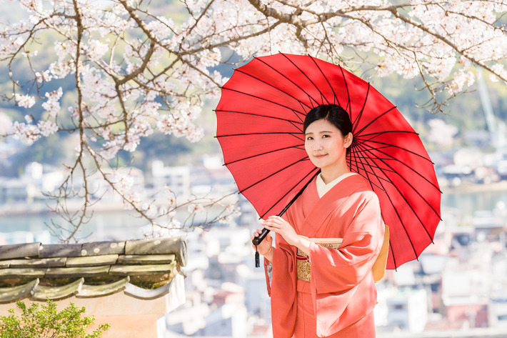 ピンクの着物を着た女性
