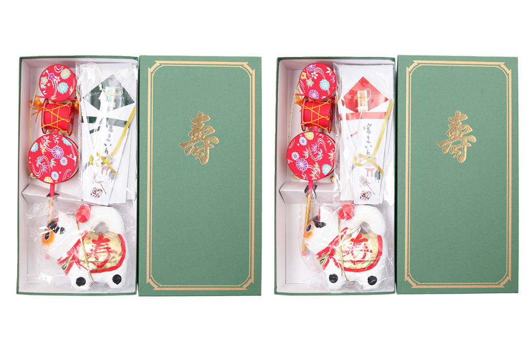 お宮参りの小物の犬張子とでんでん太鼓と熨斗扇子と化粧箱