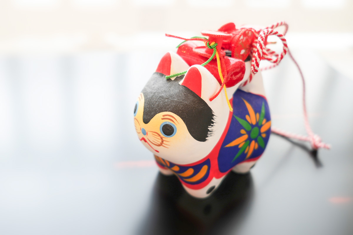 犬張子とは？お宮参りで赤ちゃんにつける小物の意味や由来、付け方を