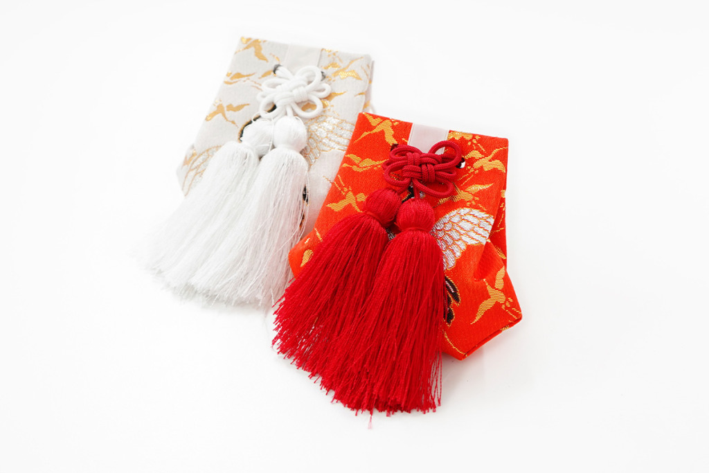 白と赤のお宮参りの小物のお守り袋