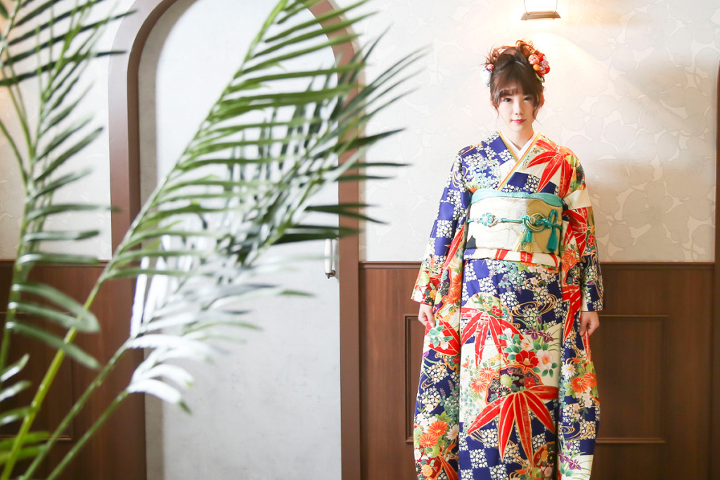 スタジオで成人式の後撮り撮影をする青い振袖を着た女性