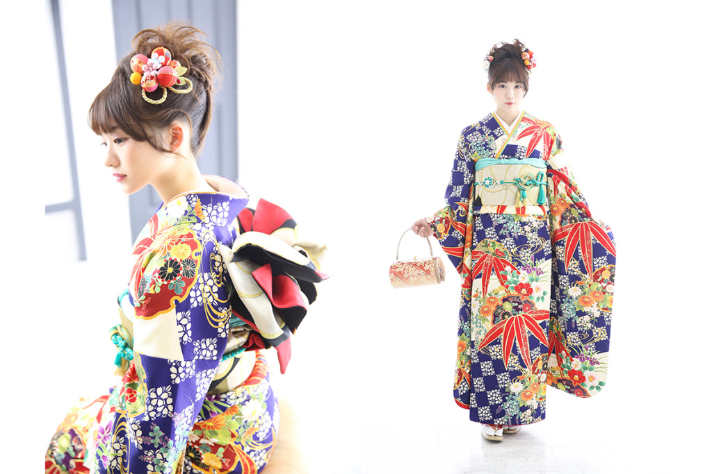 スタジオで成人式の後撮り撮影をする青い振袖を着た女性