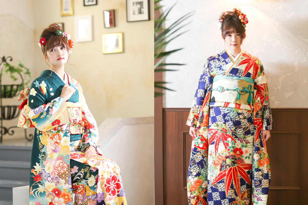 スタジオで成人式の後撮り撮影をする緑の振袖を着た女性と青い振袖を着た女性