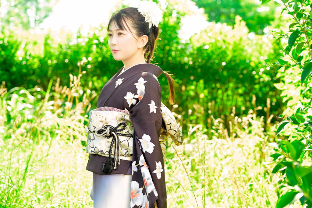 夏に濃い紫色の振袖を着た女性