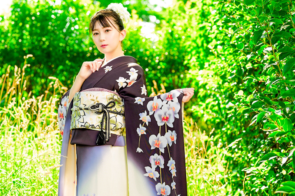 夏に濃い紫色の振袖を着た女性