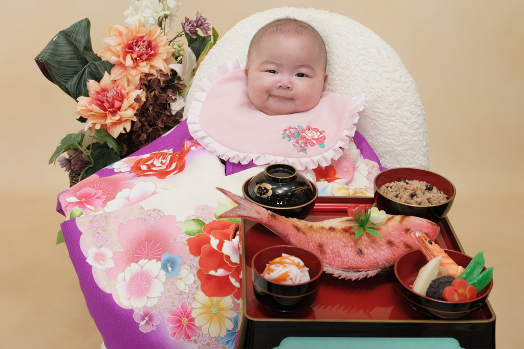 100日祝の祝膳と赤ちゃんの写真