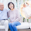 お七夜に参加する祖父母と赤ちゃん