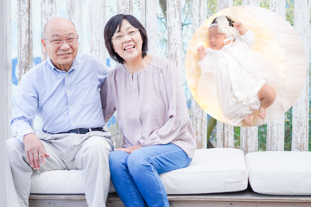 お七夜に参加する祖父母と赤ちゃん