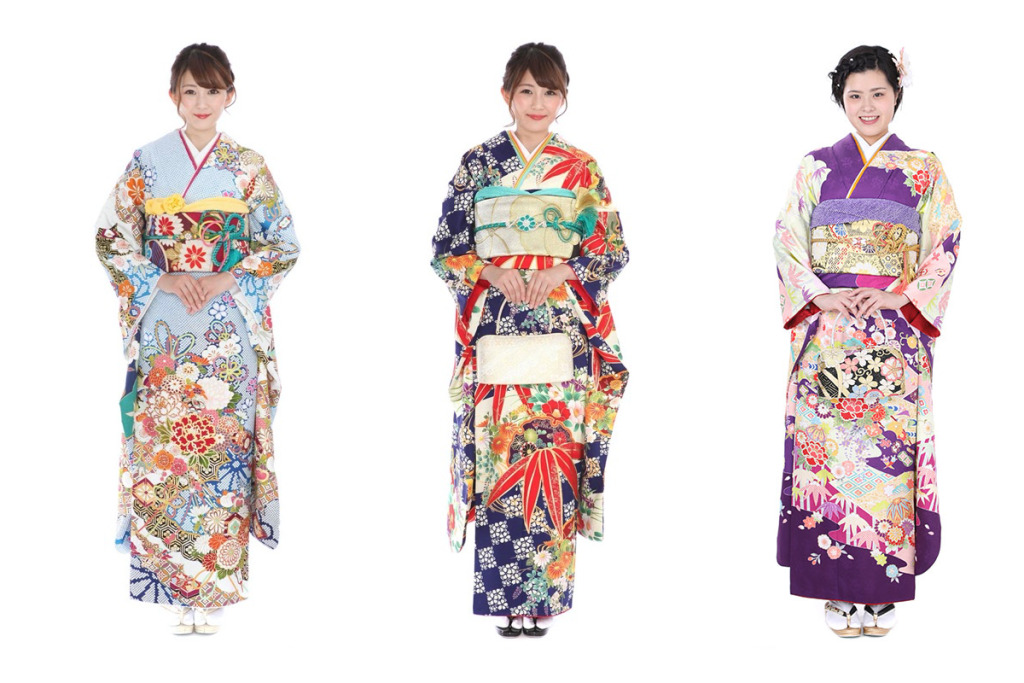 水色の振り袖を来た女性と紺色の振袖を着た女性と紫色の振袖を着た女性