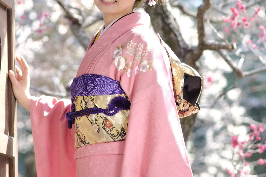 ピンクの振袖を着た女性