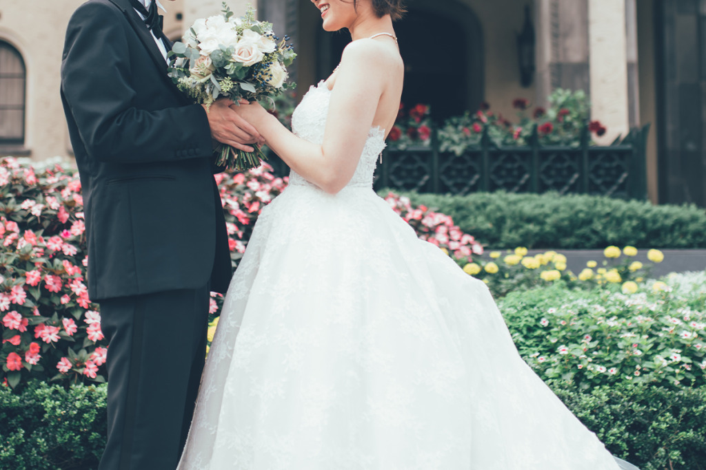 ガーデンウエディングで挙式をする新郎新婦