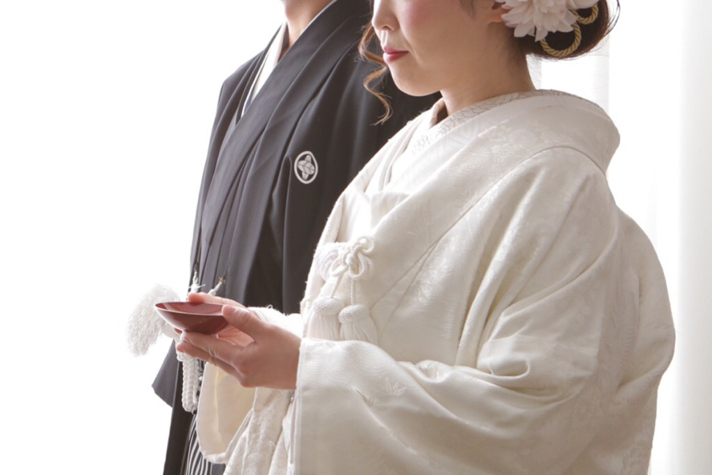 白無垢を着た女性と黒紋付を着た男性