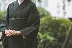 喪服着物を着た女性