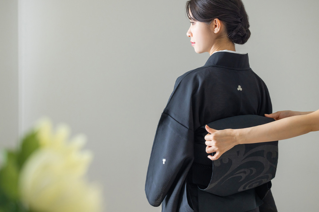 喪服着物を着た女性