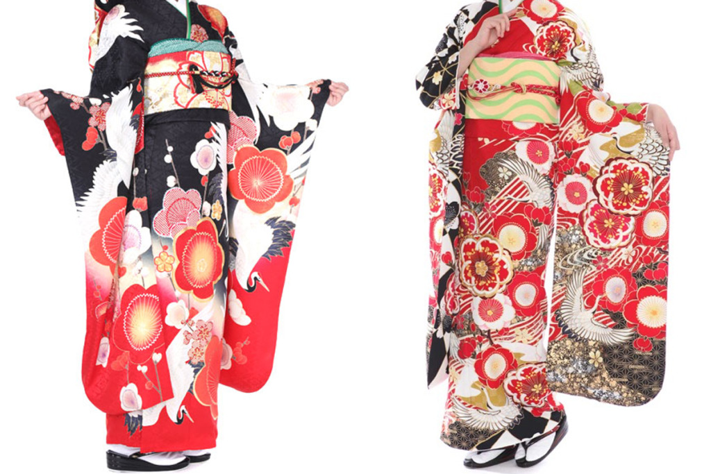 黒と赤の振袖を着た女性