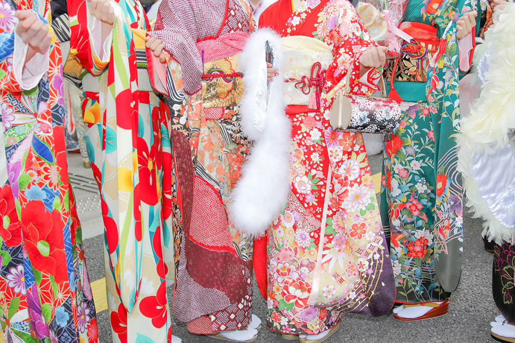 色とりどりの成人式の振袖を着た女性